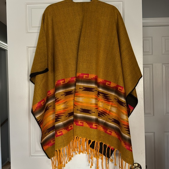 Shawl/ poncho/ Cape style, tassel style at the bottom. Fall colors lightweight - Picture 2 of 6